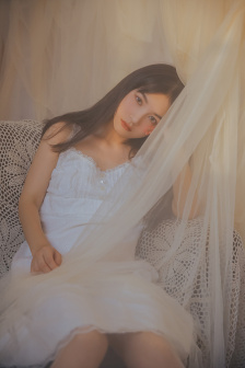 美女扒开内裤让男人添